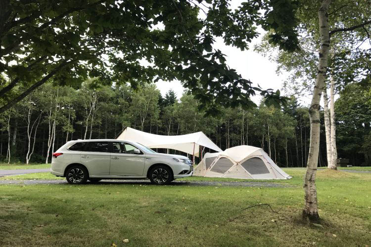Auto mit Zelt auf Wiese