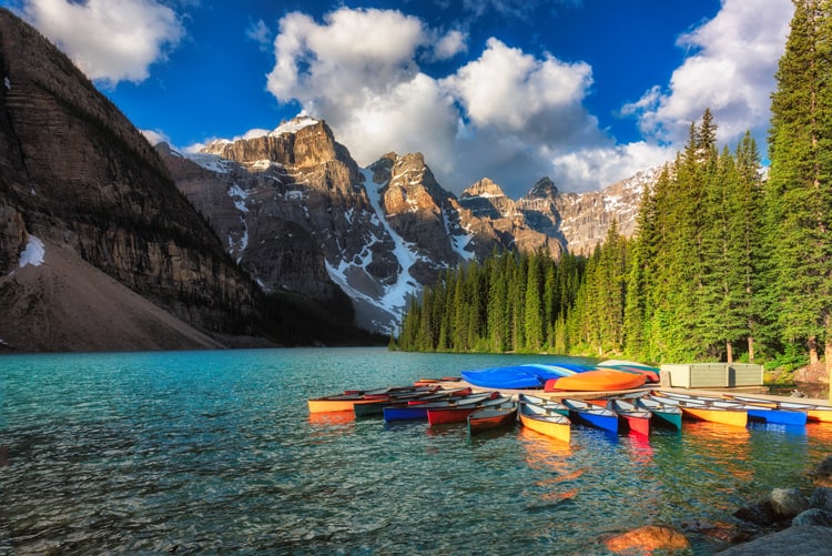 Kanus auf dem See Moraine, Banff Nationalpark in den Rocky Mountains, Alberta, Kanada.