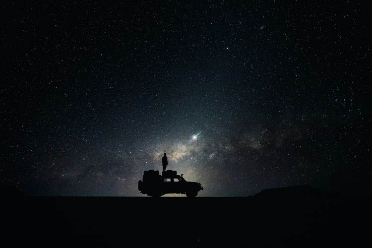 Allradcamper mit Sternenhimmel