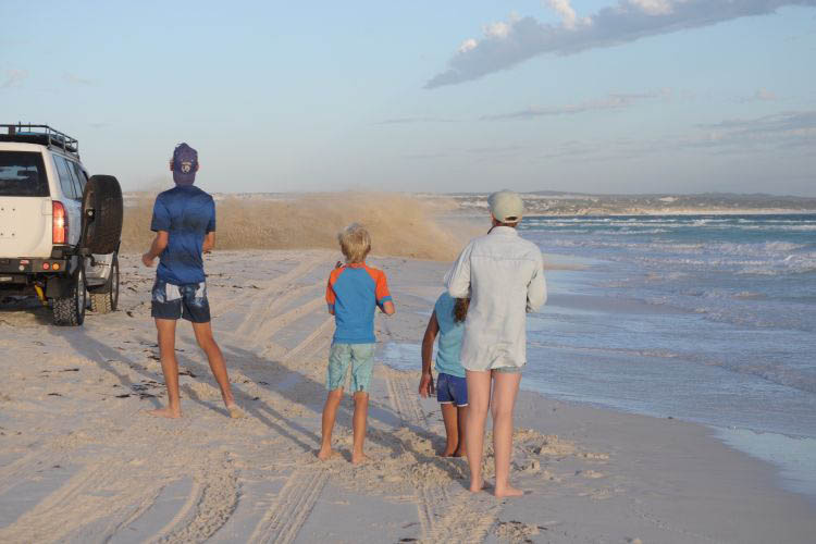 Familie mit Auto am Strand