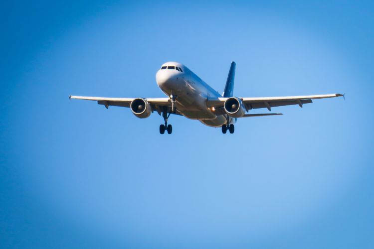 Flugzeug blauer Himmel