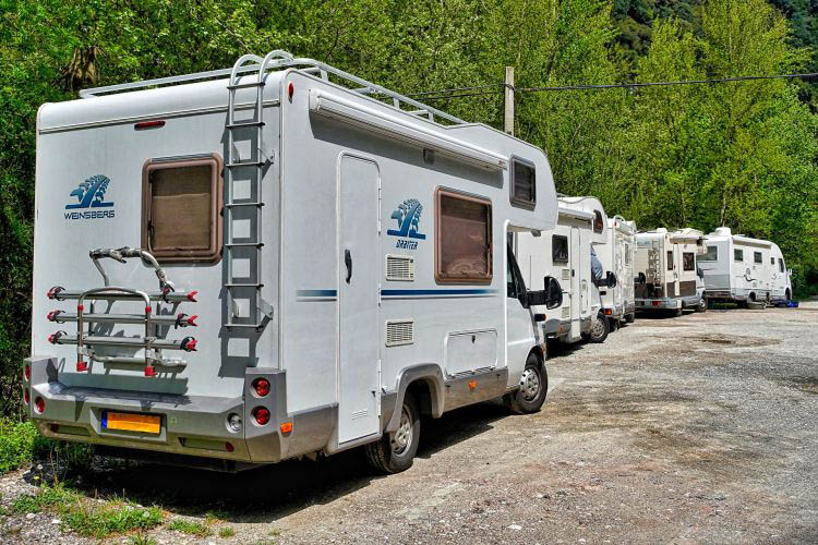 parkende Wohnmobile