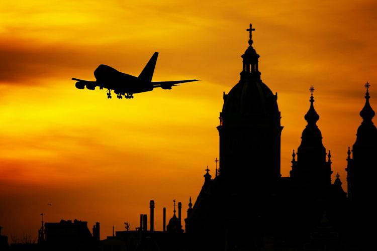 Flugzeug silhouette stadtkulisse