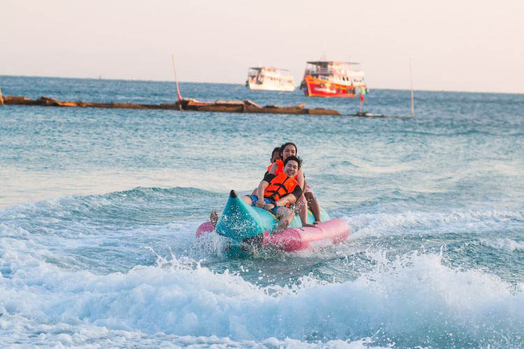 Kinder auf Banana Boat