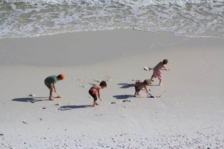 Kinder spielen am Strand