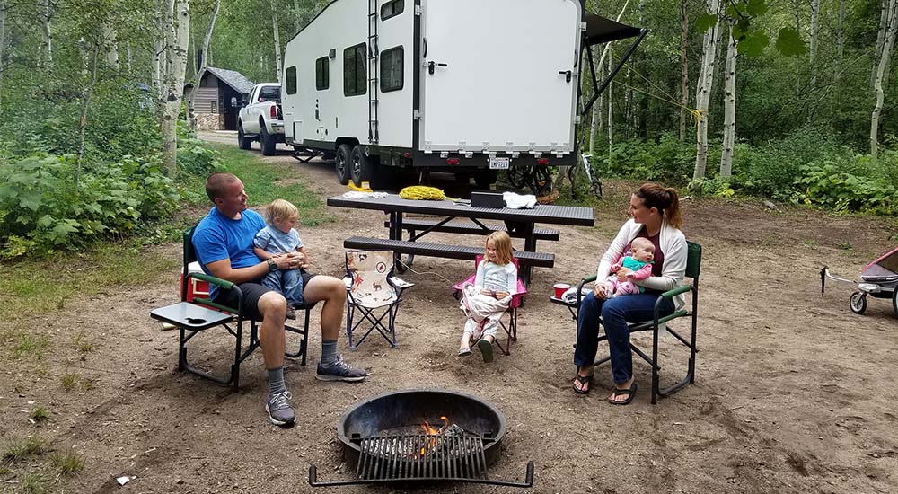 Familie beim Camping