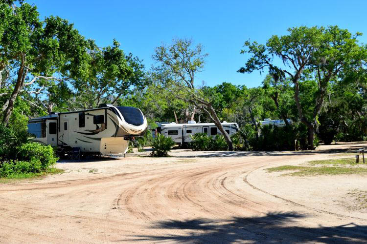Wohnmobil auf Campingplatz