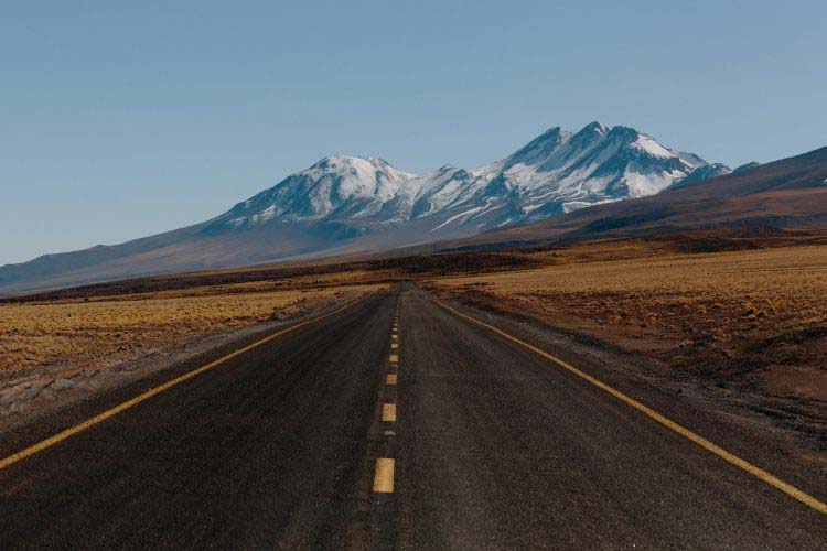 Strae mit Berglandschaft