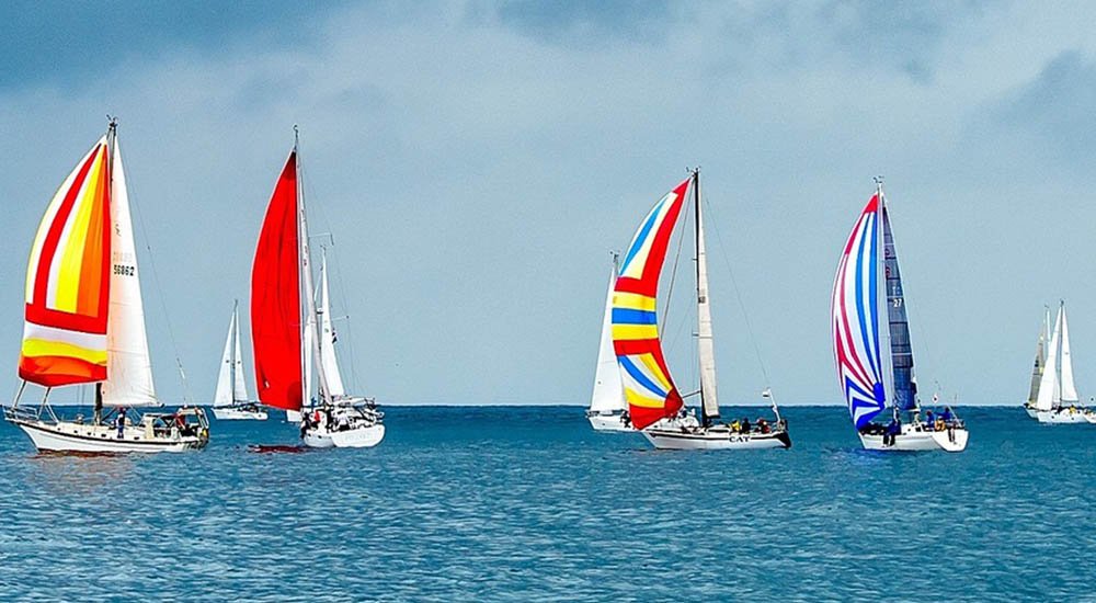Bunte Segeloote auf dem Meer