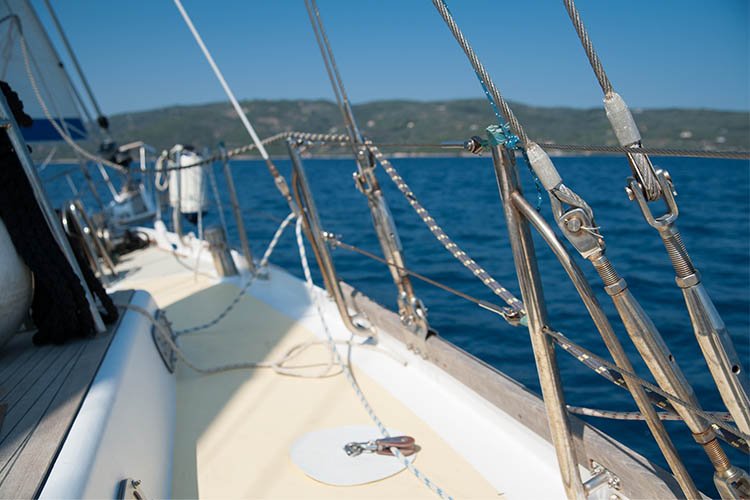 Deck eines Segelbootes
