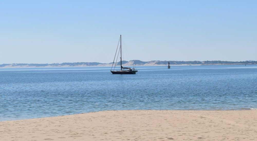 Segelboot vor Küste