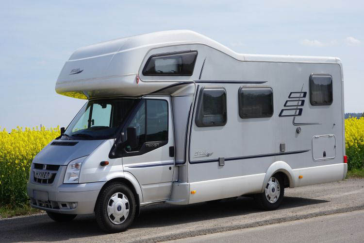 Alkoven Wohnmobil vor Rapsfeld