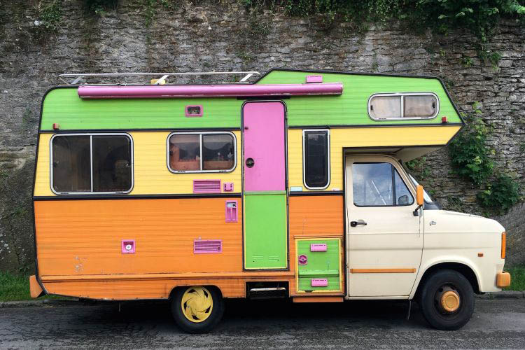 buntes vintage Wohnmobil
