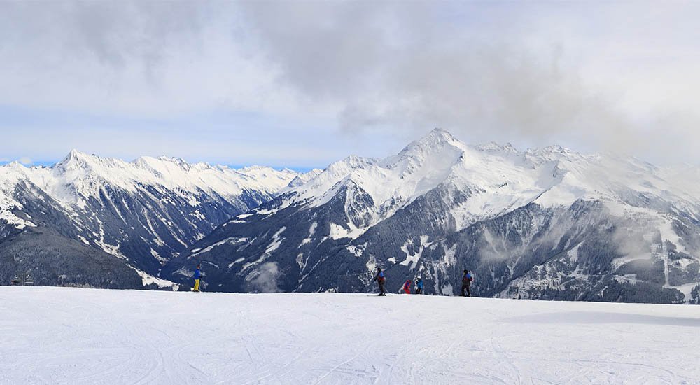 Skipiste in den Bergen