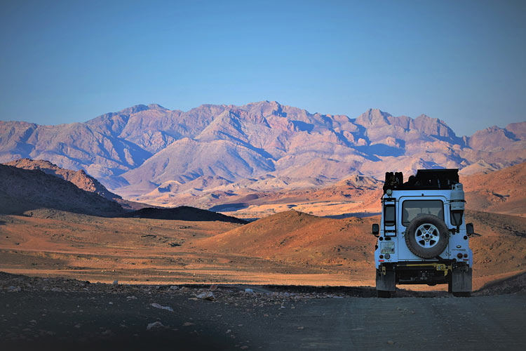 jeep in suedafrikanischer landschaft